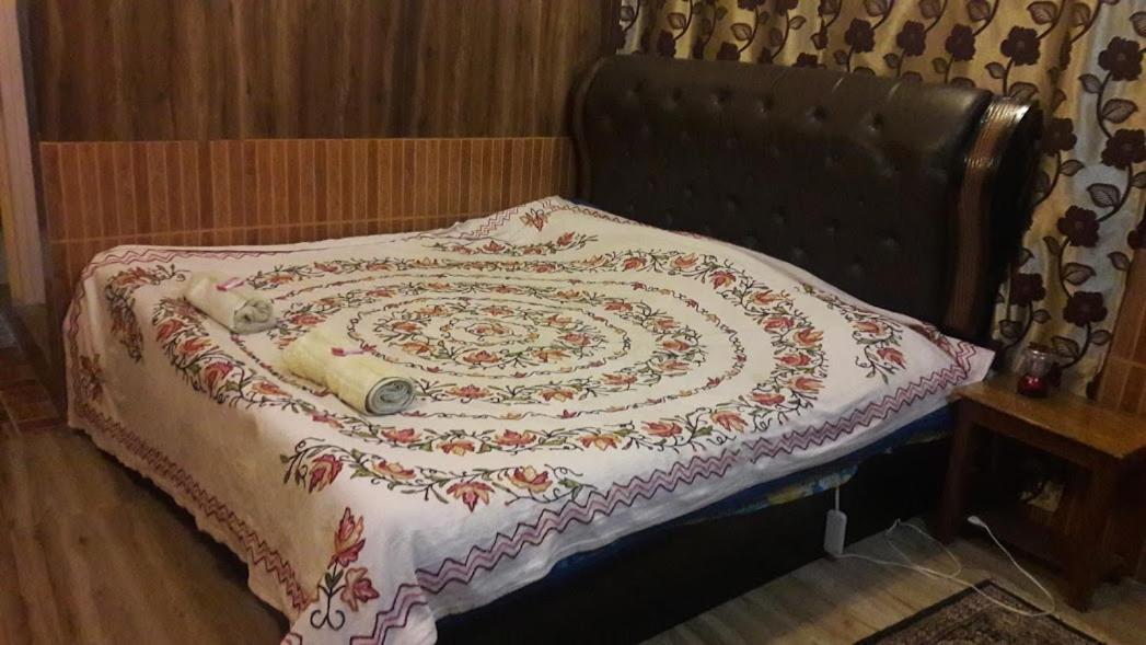 Blooming Dale Hotel Srinagar  Bagian luar foto