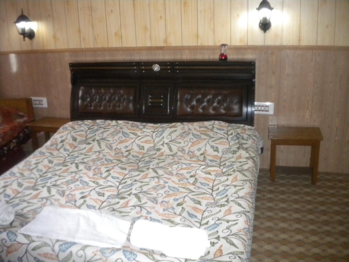 Blooming Dale Hotel Srinagar  Bagian luar foto