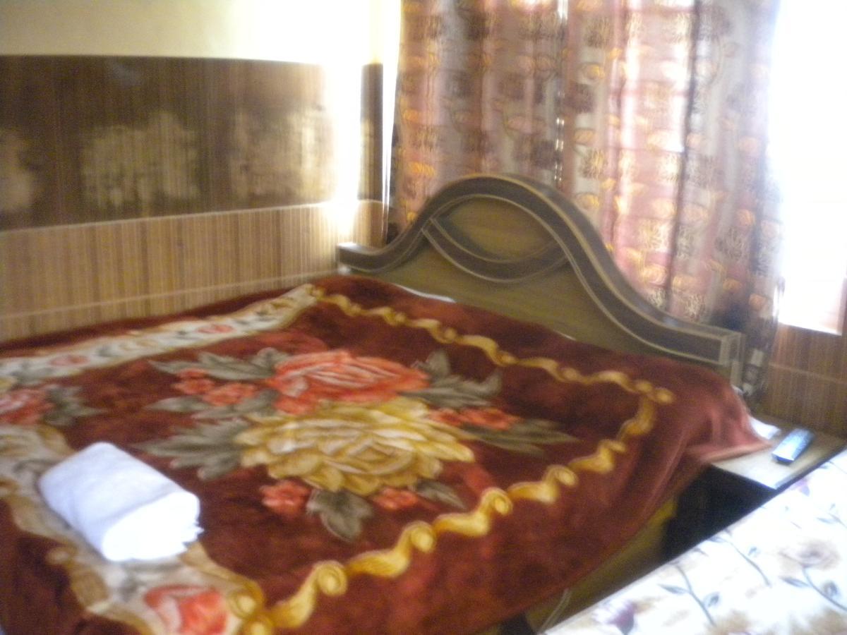 Blooming Dale Hotel Srinagar  Bagian luar foto