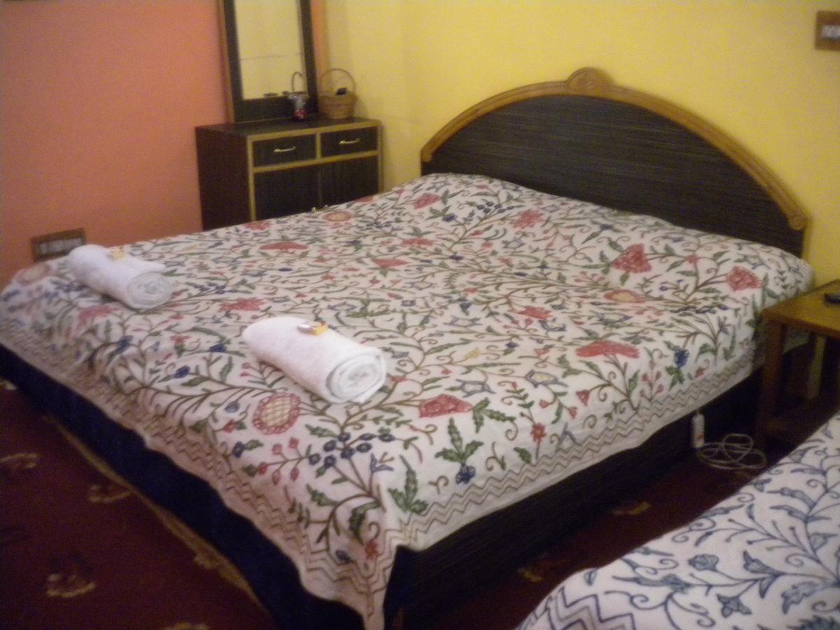 Blooming Dale Hotel Srinagar  Bagian luar foto