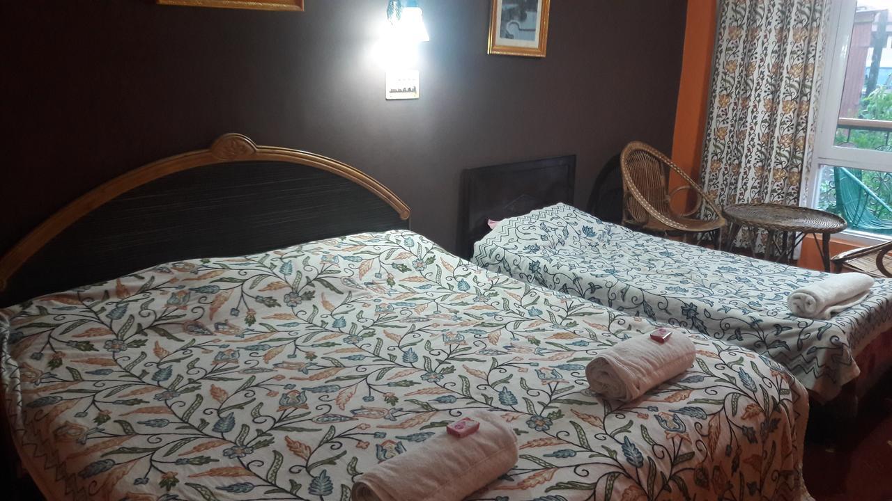 Blooming Dale Hotel Srinagar  Bagian luar foto